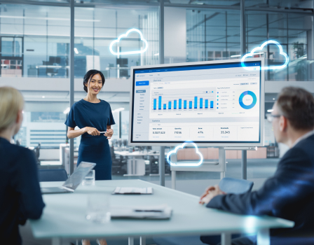 Un employé de Bell définit la stratégie de la mise en œuvre de solutions en nuage pour l’entreprise du client.