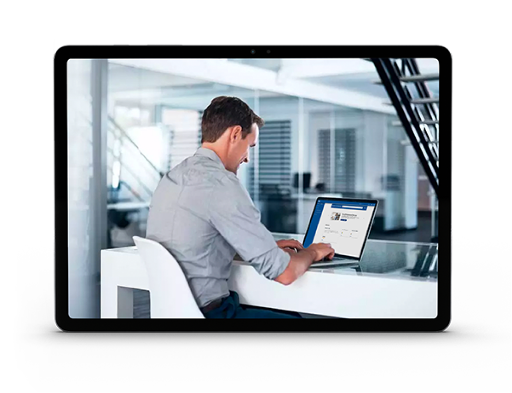 Un homme utilisant la Boutique d’affaires de Bell sur un ordinateur portable.