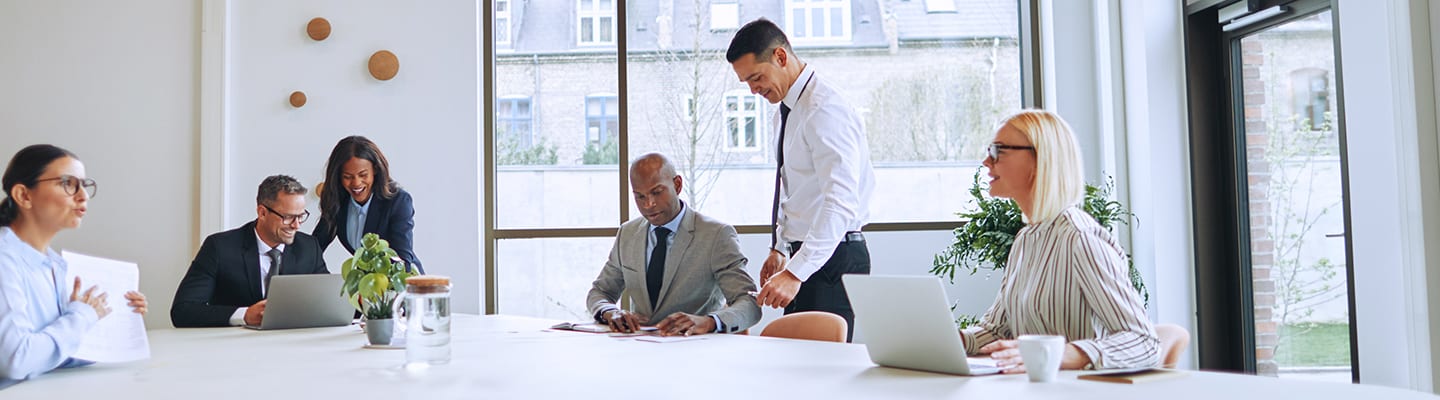 Des collègues de Bell collaborent avec un client pour concevoir et déployer une solution de centre de contact en nuage personnalisée qui répondra aux besoins de son entreprise.