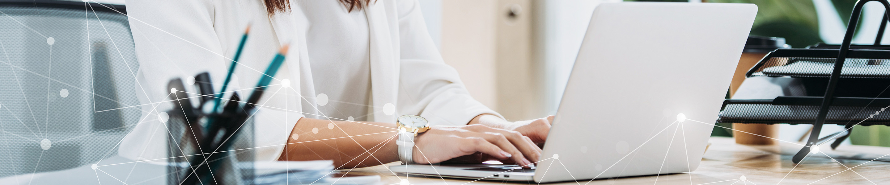 Un doigt touchant un écran d'ordinateur portable connecté au service RPV IP