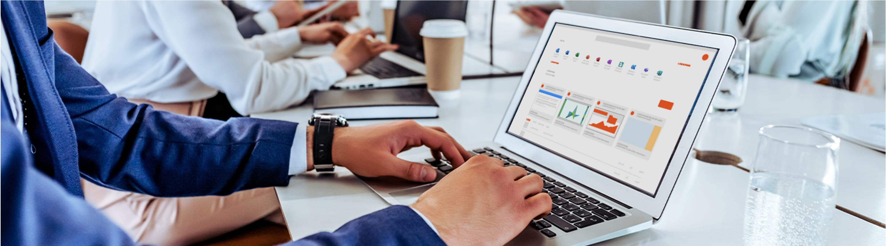 Collègues collaborant avec Microsoft 365, conçu pour maximiser le rendement et la productivité. Cet outil de collaboration est pris en charge par le plus vaste réseau voix et données au Canada.