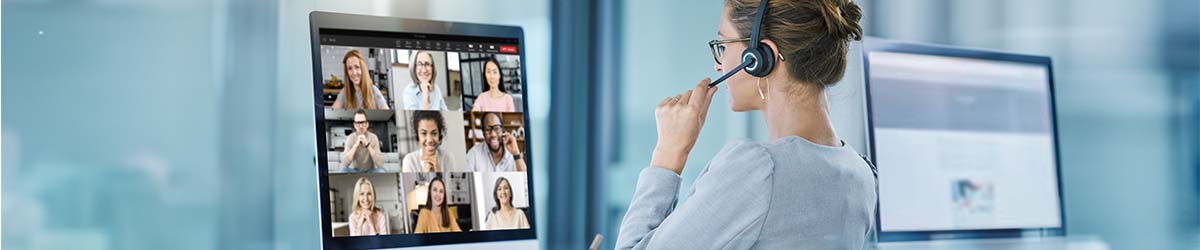 Une femme collabore avec ses collègues en utilisant Operator Connect de Bell pour Microsoft Teams et Microsoft 365.