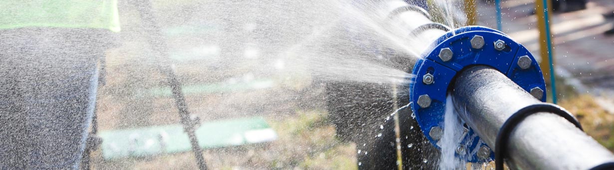 Un travailleur réparant la fuite d’un tuyau qui a été localisée grâce à la surveillance continue et à la détection des fuites d’eau.