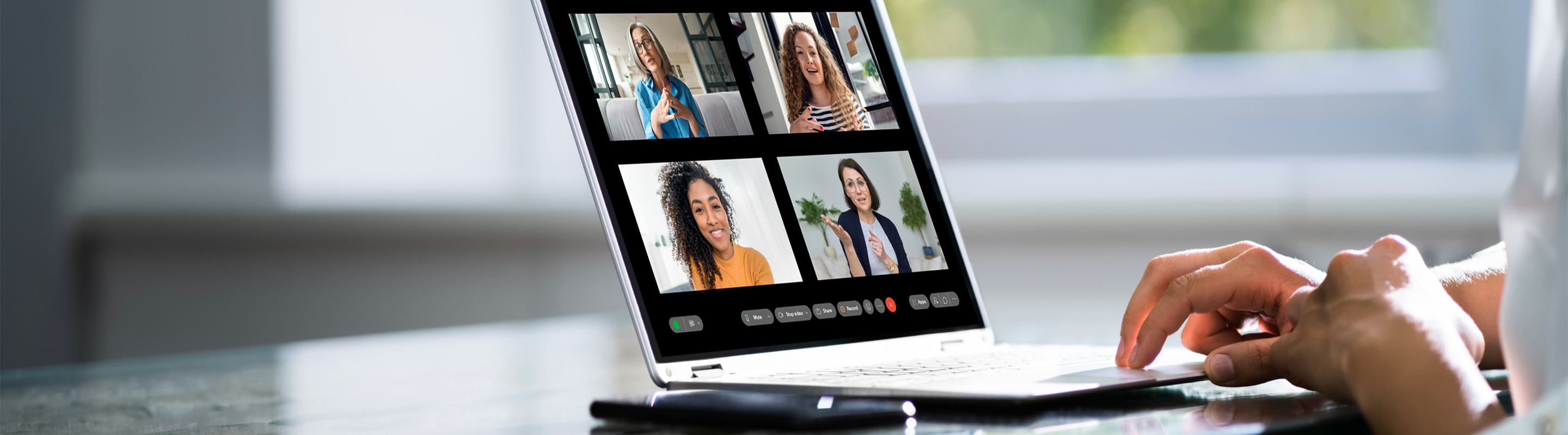 Des collègues utilisent Webex de Bell pour se connecter et collaborer en télétravail afin de maintenir la productivité.