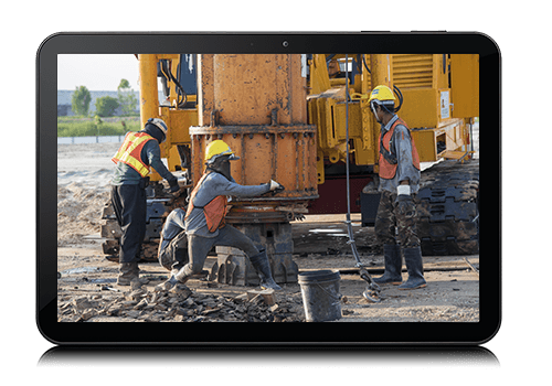 Des travailleurs effectuent de la maintenance d’équipement conformément aux alertes reçues de la solution de suivi des actifs de Bell.